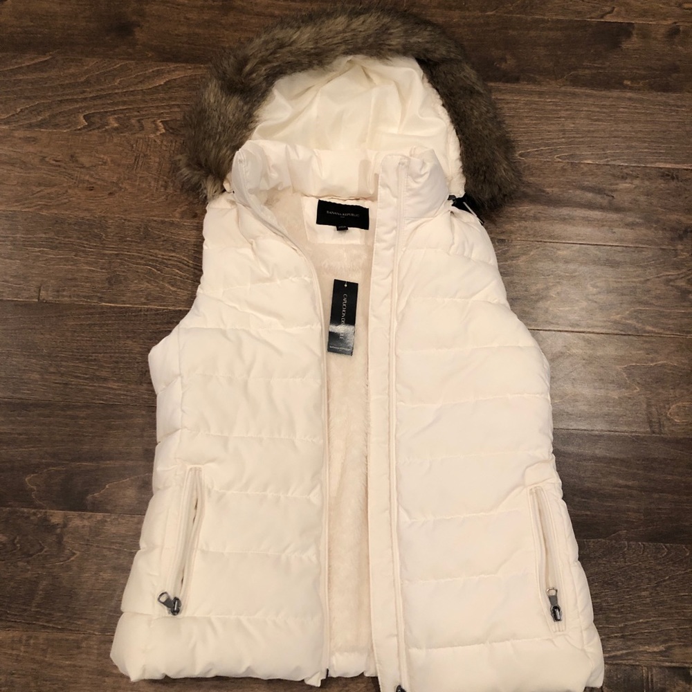 BNWT Banana Republic puffer vest w/ zip off hood
